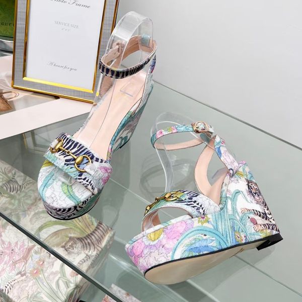 Diseñador de moda Sandalias de cuña Tacón sexy Gamuza para mujer Sandalias de tacón alto Zapatos de plataforma con flores Tigre Rayas verdes Zapatos de vestir de boda con caja NO379