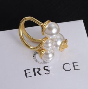 Créateur de mode White Pearl Ring Chic Lovers Abands Bague Bague anillos bijoux a des timbres pour les femmes accessoires de bijoux de qualité classique