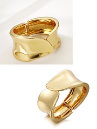 Créateur de mode Femme Bracelet Personnalité Géométrique Golden Borrugated Big Bangle Alloy 18K Gold Hand Bijoux pour femmes Girls Party Gifts 60x41x25mm