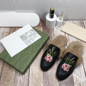 Mode ontwerper vrouwen bont slippers borduur bloem flully loafers lederen muilezels womens witte zwarte metalen gesp ketting casual platte schoenen slipper vvv88