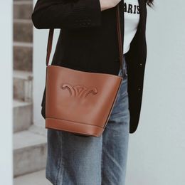 Modeontwerper Dames Echt Leer CUIR Emmer Tas met Natuurlijk Tan Crossbody Arc de Triomphe Schoudertassen Decoratieve Metallic Sluiting Verstelbare Riem