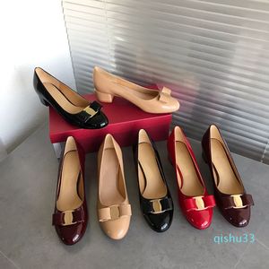 Zapatos de ballet de diseñador de moda para mujer Zapatos de vestir de tacones altos Sandalias de plataforma de punta redonda roja de lujo Botas de zapatos de vestir de cuero planas