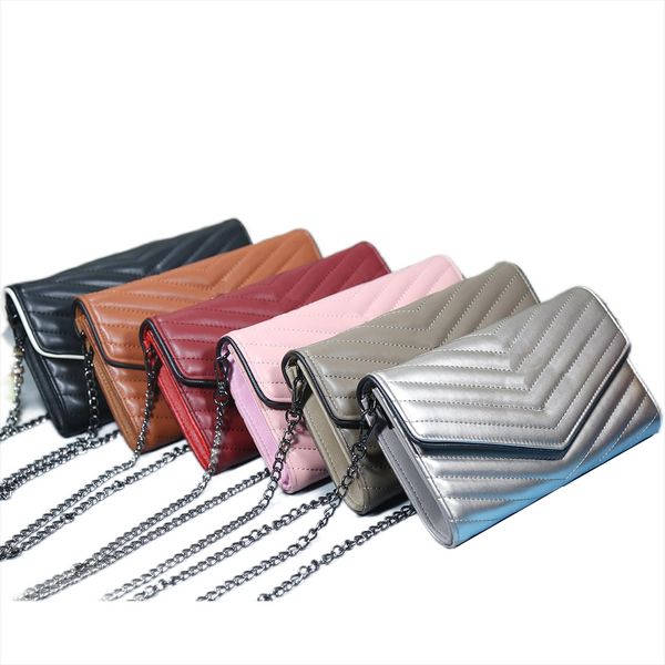 Designer de mode Womens Clutch Purses Soirée Sacs à bandoulière en cuir Cross Body Bag Metal Logo Stripe Pattern Sac à main Couture Sac à dos Femmes Chain Messenger 705