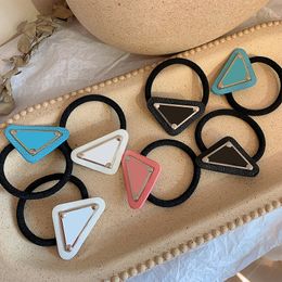 Diseñador de moda para mujer Bandas de goma para el cabello Pelos Scrunchy Clips de anillo Elástico Triángulo Diseñadores Deportes Hairband Pony Tails Holder Regalo