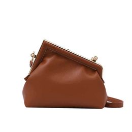 Designers de mode Cowhide Feeling Clip Sag Star Same d'épaule Cloud Femelle Femme Nouveau Messager Messer des sacs de conception F EN DI 1200