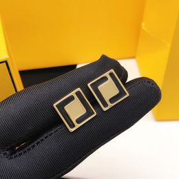 Modedesigner Ohrringe Luxurys Damenschmuck Gute Qualität Quadratische Ohrstecker mit schwarzen Buchstaben Geschenk zum Mutter-Lehrer-Tag