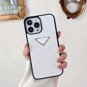 Diseñadores de moda Fundas de teléfono de cuero para iPhone 14 13 12 11 ProMax Funda trasera de piel negra Funda protectora de lujo para móvil 2307296PE