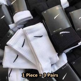 Diseñadores de moda para hombre Calcetines para mujer Cinco pares Deportes de lujo Invierno Blanco y negro gris Malla Letra Impreso Tiger Head Calcetín Bordado