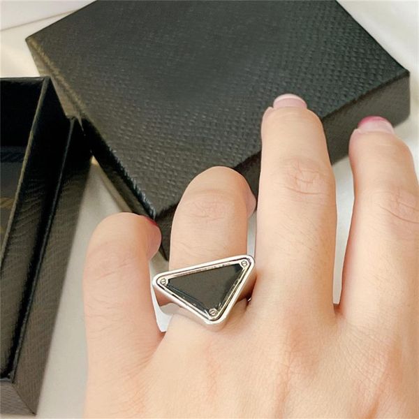 Créateurs de mode Bague en argent Marque Lettres Imprimer Bague pour Lady Femmes Hommes P Classique Triangle Anneaux Amoureux Cadeau Fiançailles Designer303T