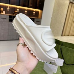 Diseñadores de moda Zapatillas Damas Nuevo Lntelocking G Marca Diapositivas Sandalia Plataforma hueca Sandale Mujeres encantadoras Hombres Al aire libre Mula Zapatos de playa de verano Lady Sliders