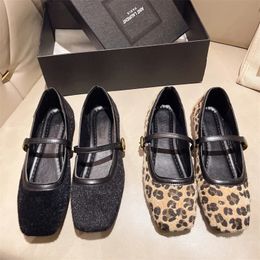 Mode ontwerpwomens platte schoenen rond teen luipaard printschoenen casual ademende slip-on platte buiten dames Mary Jane schoenen 240415