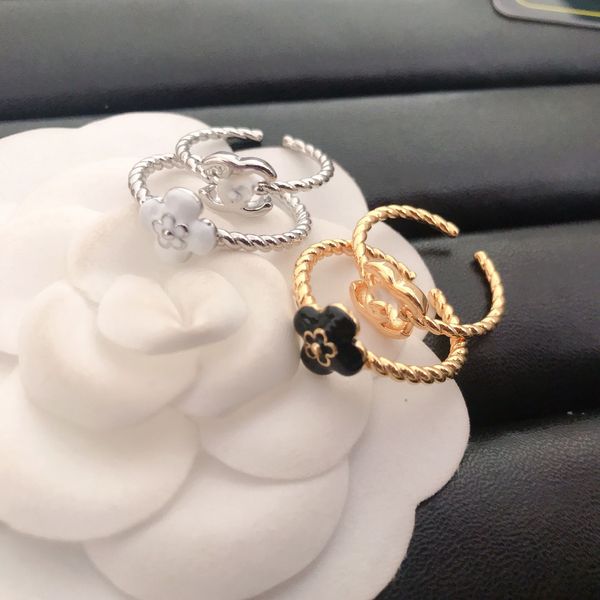 Desinger de moda 2 unids / set Anillos de banda de diseñador de bodas abiertas Cobre 18k Chapado en oro Accesorios de joyería clásicos Amantes seleccionados Regalos para mujeres