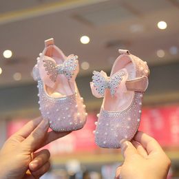 Zapatos de vestir de moda con un lazo y perla Niños Diseñador Primavera Verano Chaussures Filles Baby Girl Chaussures Pour Enfants Niños Sandalias casuales Rosa Plateado Colores