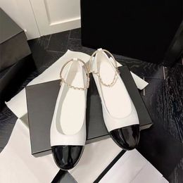 Mode kledingschoenen vrouwen 22SS lambskine leder lederen ballet platte ballerina's beige zwarte witte ontwerper dames ondiepe mond naakt platte schoensandalen