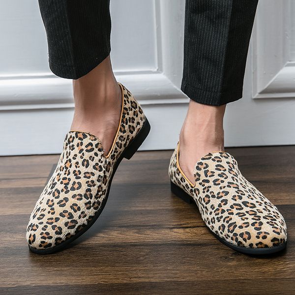 Zapatos de conducción a la moda, mocasines perezosos sin cordones, mocasín informal de gamuza con estampado de leopardo, mules cómodos, zapatos sociales Retro puntiagudos para hombres