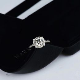 Mode- Vroege lente Nieuwe lijst Klassieke single round met micro-dichte set Diamond buitenring Simulatie Diamond Ring Vrouw