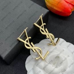 Mode Ohrringe Buchstaben Schmuck Ohrstecker Gold Metall Messing Buchstaben Ohrstecker. und die Simple Fashion Ohrringe für . Weihnachtshochzeitsbraut