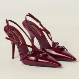 Sandales à talons aiguilles bordeaux élégantes à la mode avec petite tête carrée Joker rouge sexy sandales à talons aiguilles Baotou femmes.