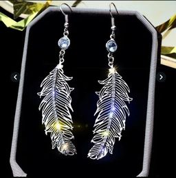 Boucles d'oreilles longues élégantes à la mode, boucles d'oreilles pendantes en argent et cristal incrusté de métal, boucles d'oreilles rétro simples de tempérament pour femmes, accessoires de bijoux en zircone cubique