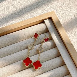 Les experts de la mode recommandent des boucles d'oreilles bijoux à quatre fleurs de feuilles classiques rouges et design