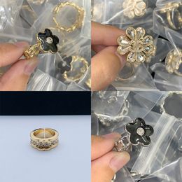 Fashion Exquise Wedding Bag Women and Men Popular Titanium Steel Brand Letter Designer Ring 18K Gold plaqué Classic Quality Jewelry Accessoires Cadeaux
