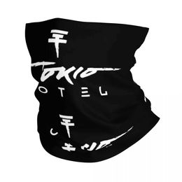 Fashion Face Masks Neck Gaiter Tokio Hotel Pop Music Bandana Couvre cou de cou Imprimé Masque Écharpe Multi-Use Randonnée pour hommes Femmes Femmes Adulto Windproof Y240425