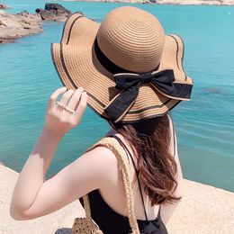 Chapeaux de soleil pliable de mode pour femmes larges bords à bord large avec un arc perle d'été sombreros dames plage ua Visors de paille emballables CAP de pêche embelli