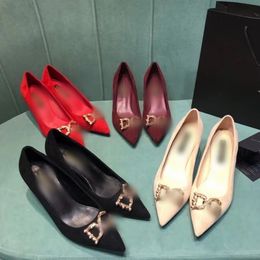 Mode formelle femmes chaussures talons dame pompes perlées logo en métal talon bas designer de luxe chaussure habillée pour bal de fin d'année mariage