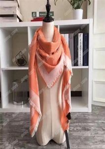 Mode Foulard Sjaals Voor Dames Designer Zijden Vierkante Sjaal Dames Zachte Hoofddoek Luxe Merk Sjaal Pashmina Heren V Sjaals Letter 6702650