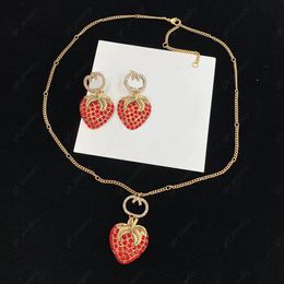 Mode Volledige diamant alfabet sieraden sets dames aardbeien hanger ketting luxe ontwerper oorbellen dames trouwlijn verjaardag cadeau sieraden met doos
