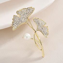Fashion Full Diamond Leaf Brooch Suit accessoires Broche de perle de perle de la personnalité de luxe polyvalente