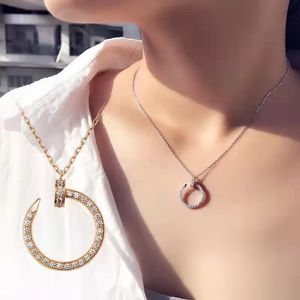 Fashion Full Diamond Nail Necklace for Woman Hoge kwaliteit Titanium Steel Love Pendant Classic Designer Jewelry