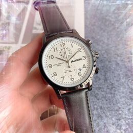 Moda Reloj cronómetro funcional completo 45 mm Movimiento de cuarzo automático para hombre Hora de alta calidad Cuero genuino Relojes de pulsera clásicos populares montre de luxe