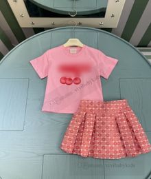Fashion Girls Letter Cherry Imprimé Clothes Sents Kids Designer Designer T-shirt à manches courtes avec jupe plissée 2pcs Été enfants Tengeons Z7957