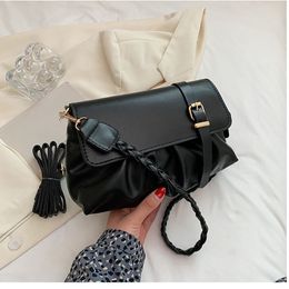 Mode meisjes schoudertas klassieke stijl beige messenger tassen gewoon pu ketens veelzijdige hoes zachte halve maan canvas flap zak favoriete zomer tas tas mm zwart