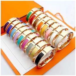 Moda Oro Braclet Brazalete Diseñador Joyería Brazalete Clásicos Buena Calidad Hebilla de Acero Inoxidable Joyería de Moda Para Hombre Para Mujer Encanto Pulseras de Lujo