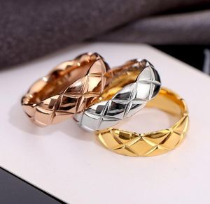 Fashion Gold Letter Love Rings Bague voor Lady Titanium roestvrij staal vrouwen C Pineapple Plaid Rose 18CT Paar039S met 3118048