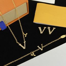 Modieus Gouden Klaver met Diamant Letter Hoge kwaliteit sieradenset voor Dames Briljant modieus Luxe merk Dames Hoge kwaliteit Geschenk Verloving