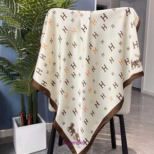 Foulards pour femmes Fashion H Home pour l'hiver et l'automne Magasin physique qualité 70cm petit foulard carré brocart soie lettre impression accessoires vestimentaires