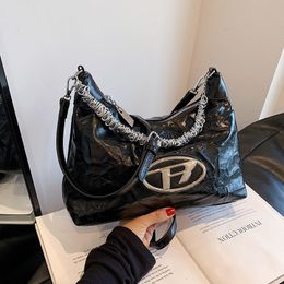 Fashion Handbag NOUVEAU TEMPERAMENT MÉTAL METAL SAGLE TOTE TOTE 2023 Sac d'aisselle PU polyvalente décontractée