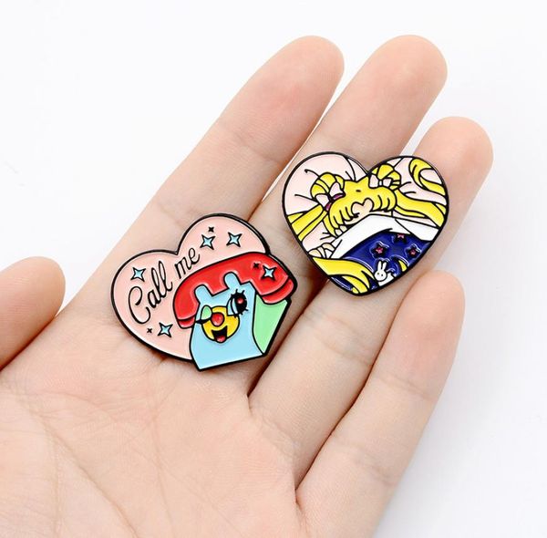 Fashion Heart Shape Anime Sailor Moon Téléphone Brooch Cartoon Met Metal Punk Punk Gift Men Femmes Émail Pins6092103