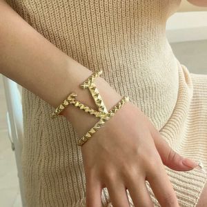 Mode Zware Metallic Grote Verklaring Brief Brede Manchet Armbanden Armbanden voor Vrouwen Dubbele Lagen Punk Nieuwe Open Armband