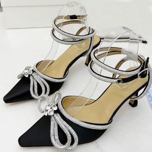 Mode Sandales à talons hauts 100% cuir été femmes talon fin talons 6 cm sexy perle chaussure satin femmes chaussures tissu dame diamants pointus