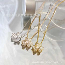 Fashion High Version Exquise sculptée Van Lucky Full Diamond Clover Collier Fairy Fairy Plated 18K Gold Live Broadcast with Logo