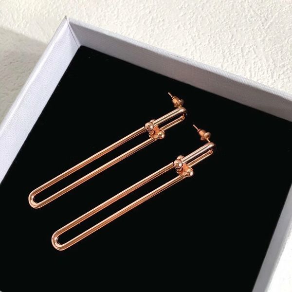 Pendiente de gota de oro de diseño simple de material de latón de venta caliente de moda para mujer Pendiente Regalo de joyería PS5652