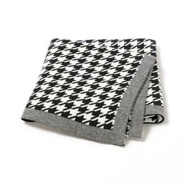 Mode Houndstooth Patroon Plaid geboren Meisje Wandelwagen Wrap Inbakeren Katoen Gebreide Baby Jongen Beddengoed Sofa Zachte Quilt 240313