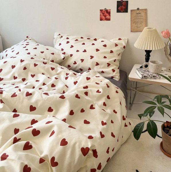 Mode Ins housse de couette ensemble taie d'oreiller drap plat sans remplissage crème rouge coeur filles garçons double reine taille linge de lit décor à la maison 240306