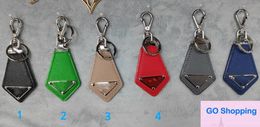 Porte-clés avec Logo Triangle inversé en métal, lettre, personnalité, sens avancé, pendentif, sacs de décoration