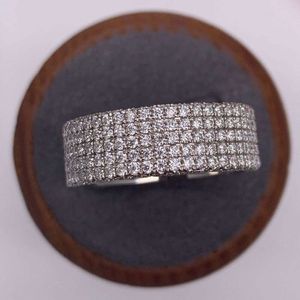 Mode-sieraden 7Mm Stijlvolle Heren Pave Fonkelende Iced Out 5 Rij Ronde Cut Moissanite Diamond Band Gouden Ring