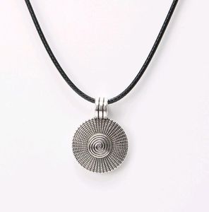 Mode-sieraden antieke zilver retro hanger ketting ronde plaat lederen touw korte nekketting te koop groothandel